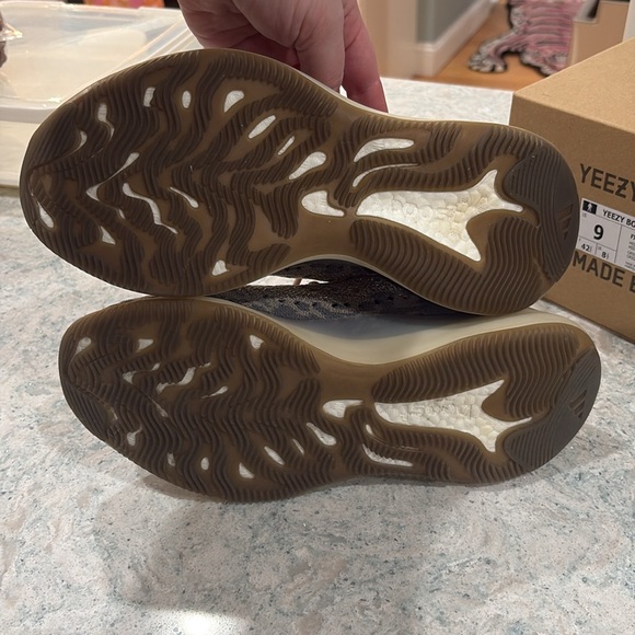 Yeezy Boost 380 - Picture 4 of 8